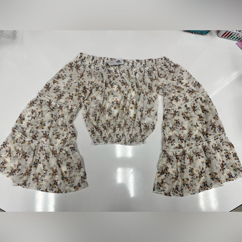 Off the shoulder, wide sleeve, elastic crop top